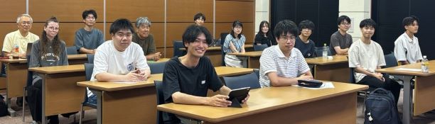 2025年9月10日~11日 びわこリトリートセンターで合宿会議室にて研究発表会(カメラ目線)