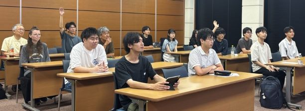 2025年9月10日~11日 びわこリトリートセンターで合宿会議室にて研究発表会(カメラ目線)