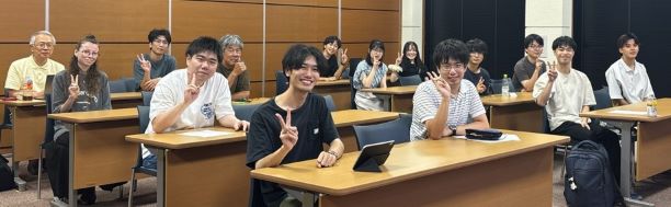 2025年9月10日~11日 びわこリトリートセンターで合宿会議室にて研究発表会(カメラ目線)