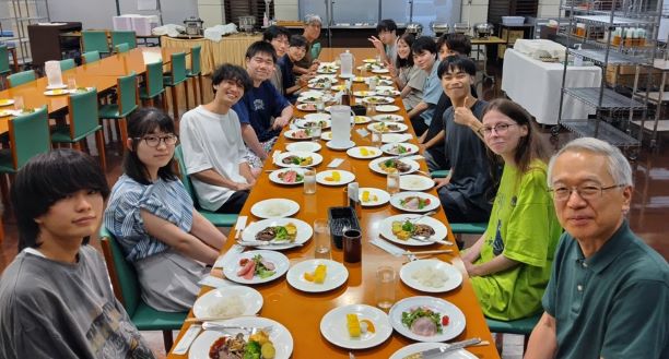 2025年9月10日~11日 びわこリトリートセンターで合宿会議室にて研究発表会(カメラ目線)